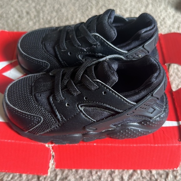 Nike Kids Huarache Black Sneakers - Picture 3 of 6